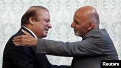 Афғонистон президенти Ашраф Ғани (ўнгда) ва Покистон Бош вазири Навоз Шариф. Кобул, 12 май 2015 йил.