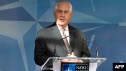 Rex Tillerson gjatë një bisede me gazetarët sot në selinë e NATO-s në Bruksel