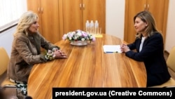 Перша леді України Олена Зеленська (праворуч) і дружина президента Сполучених Штатів Джилл Байден під час зустрічі в Ужгороді, 8 травня 2022 року