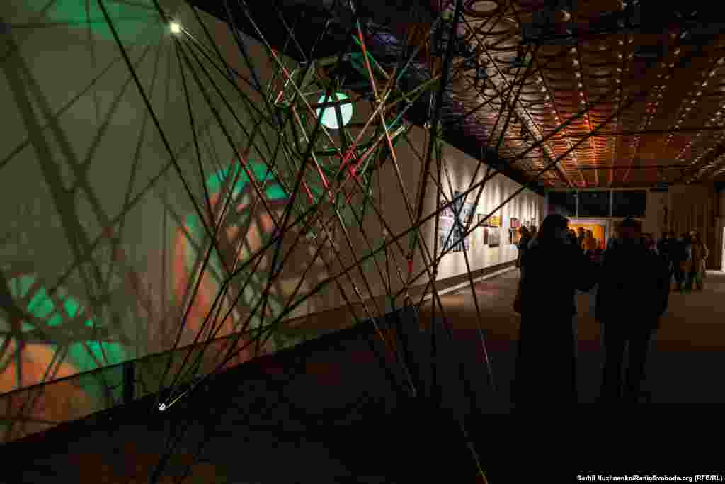 Аудіовізуальна інсталяція «Вибух». Автори – Михайло Алексеєнко та Олександр Єльцин