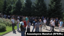 Возмущенные распределением грантов абитуриенты и их родители у здания Казахской академии спорта и туризма. Алматы, 13 августа 2018 года.