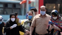 Люди в масках рядом с крупным рынком в Тегеране. 7 июля 2020 года.