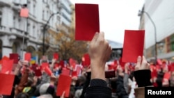 Чехи виставляють своєму президентові «червону картку»