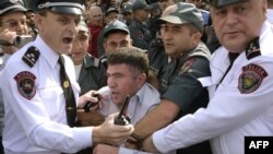 Полиция задерживает протестующих в Ереване, 5 октября 2015