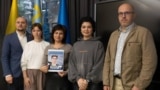 Айше Куртамет с фотографией сына (в центре) в Представительстве президента Украины в АРК в Киеве, 10 октября 2024 года 