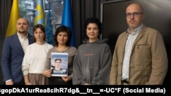 Айше Куртамет с фотографией сына (в центре) в Представительстве президента Украины в АРК в Киеве, 10 октября 2024 года 