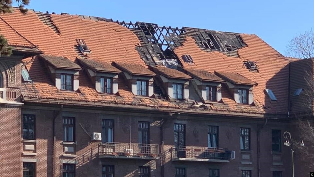De patru luni hotelul Triumf din centrul Bucureștiului este lăsat în paragină, după ce acoperișul a fost distrus într-un incendiu.