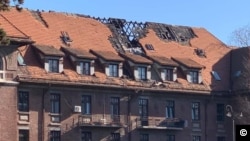 De patru luni hotelul Triumf din centrul Bucureștiului este lăsat în paragină, după ce acoperișul a fost distrus într-un incendiu.