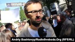 Сергій Лещенко під час протесту журналістів і громадських активістів проти законопроекту про наклеп