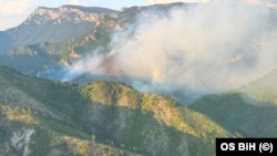 Fotografija Oružanih snaga Bosne i Hercegovine koja prikazuje gašenje požara iz vazduha u oblasti Konjica, 8. avgust 2026.