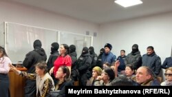 Хасан Қасымбаев пен оның сыбайластары деген бір топ адамға үкім оқылған сәт. Алматы облысы, Талғар аудандық соты. 11 қараша 2025 жыл.