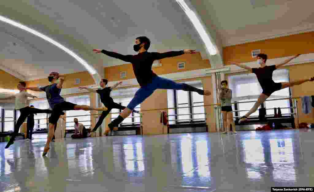 Ballet dancers wear protective masks as they train at the Belarusian National Academic Bolshoi Opera and Ballet Theater amid the ongoing coronavirus pandemic in Minsk. (epa-EFE/Tatyana Zenkovich)&nbsp;&nbsp;