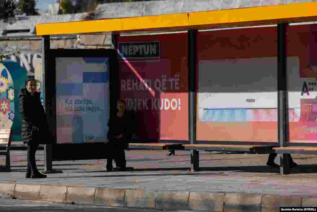 Linije javnog prevoza obično koriste studenti, učenici, penzioneri i ostali stanovnici Prištine. Za penzionere je prevoz besplatan.