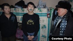 Зьняволеныя з зашытымі ратамі ў сьледчым ізалятары ў Бішкеку