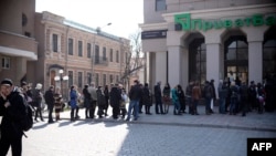 Черга до банкоматів в Сімферополі напередодні референдуму, 15 березня 2014 року