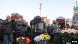 Procesiunea funerară a unor demonstranți uciși în protestele din centrul Kievului, 21 februarie 2014.