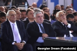 ჯაბა სამუშია (შუაში)