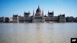 Una dintre cele mai marcante imagini de anul trecut: apele umflate ale Dunării ajung la scările Parlamentului de la Budapesta, 19 septembrie.