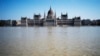 Vedere generală a clădirii Parlamentului ungar în timp ce Dunărea inundă malurile, centrul Budapestei, Ungaria, joi, 19 septembrie 2024. (AP Photo/Denes Erdos)