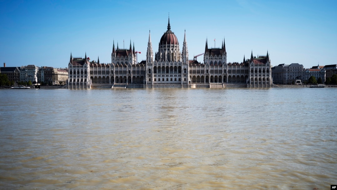 Vedere generală a clădirii Parlamentului ungar în timp ce Dunărea inundă malurile, centrul Budapestei, Ungaria, joi, 19 septembrie 2024. (AP Photo/Denes Erdos)