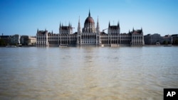 Vedere generală a clădirii Parlamentului ungar în timp ce Dunărea inundă malurile, centrul Budapestei, Ungaria, joi, 19 septembrie 2024. (AP Photo/Denes Erdos)