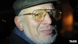 Russia - Chief of the Presidential Council for Civil Society Institutions and Human Rights, Mikhail Fedotov (L) attends an opposition rally to support the 31st article of the Russian Constitution, 31Oct2010