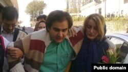 پیمان عارف (وسط) در کنار همسرش، سمیرا جمشیدی، پس از اجرای حکم ۷۴ ضربه شلاق که ساعاتی قبل از آزادی وی از زندان اوین به اجرا در آمد.