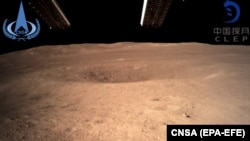 Prva fotografija tamne strane Mjeseca koju je snimila kineska lunarna sonda Chang'e-4 nakon sletanja na Mjesec, 3. januara 2019.