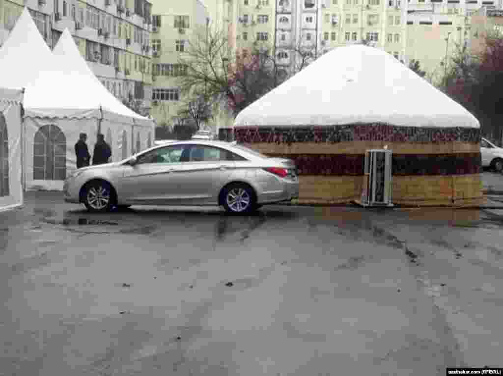 Туркменская кибитка и шатры для празднования торжеств, во дворе ашхабадской многоэтажки