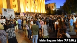 Накануне вечером перед зданием парламента вновь потребовали отставки Георгия Гахария