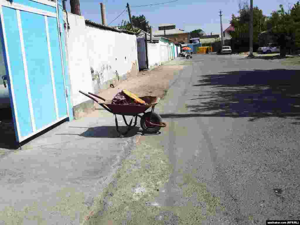 Öý şertlerinde bişirilip, jaýyň öňünde satylýan türkmen çöregi