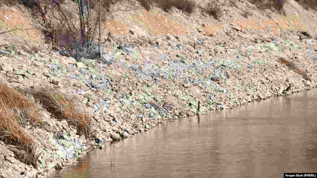 За урізом води видно, що її рівень в озері знизився на метр-півтора