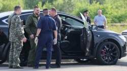Следователи правят оглед на автомобилът Тесла, в който е намерен прострелян прясно уволненият руски транспортен министър Роман Старовойт, 7 юли 2025 г.