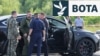 Hetues rusë duke ekzaminuar veturën që i përkiste ish-ministrit të Transportit të Rusisë, Roman Starovoit. Hetuesit thonë se trupi i tij i pajetë u gjet me një plagë të shkarkuar me armë zjarri.