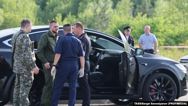 Құқық қорғау қызметкерлері экс-министр Роман Старовойттың көлігін тексеріп жатыр. Одинцово, Мәскеу облысы. 7 шілде, 2025 жыл. 