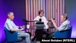 Invitații permanenți ai Eugeniei Crețu la podcastul „Dincolo de Știri”, analiștii politici Igor Boțan (stânga) și Nicolae Negru, în studioul Europei Libere
