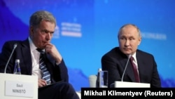 Vladimir Putin (sağda) və Sauli Niinisto, arxiv fotosu