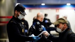 Policajci dijele zaštitne maske, Madrid, 13 april 2020.