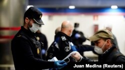 Policija nudi besplatne zaštitne maske, Madrid, Španija, 13. april, 2020. 