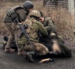 Попри старання військових, врятувати чоловіка не вдалося - він помер на місці