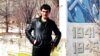 Дувана айылынын тургуну Улугбек Абдуллаев, таятасы Шаймарданкул Шаймурзаевдин ысымы жазылган эстеликтин жанында.