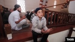 Верующие в мечети в Евпатории. 4 октября 2014 года.