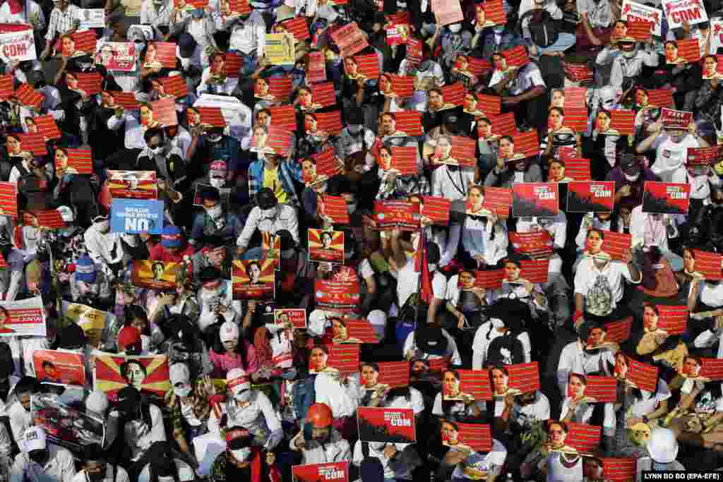 Protestuesit mbajnë pano dhe kërkojnë lirimin e lideres Aung San Suu Kyi gjatë protestës në Yangon më 22 shkurt, 2021. (Foto: EPA-EFE)