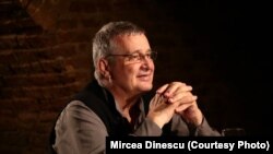Poetul Mircea Dinescu a atacat repetat dictatura lui Ceaușescu. A fost dat afară din serviciu, arestat la domiciliu și i s-a interzis să mai publice.