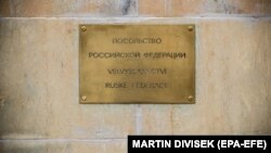 Russiýanyň Pragadaky ilçihanasynyň öň gapysyndaky ýazgy