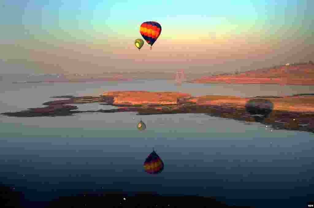 An aerial view of an international balloon festival in Bhopal, India (epa/Sanjeev Gupta)