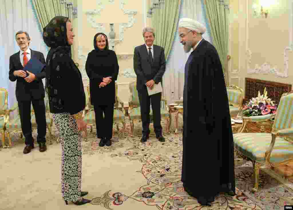 دیدار هیات وزرای ایتالیایی با حسن روحانی در تهران. ایتالیایی‌ها رفت و آمد زیادی در سال ۹۴ به ایران داشتند.
