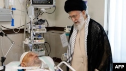 Ayatollah Ali Khamenei (sağda), Ayatollah Mahdavi Kaniyə xəstəxanad baş çəkir