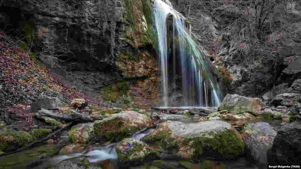 Водопад Джур-Джур в ущелье Хапхал в окрестностях села Генеральского