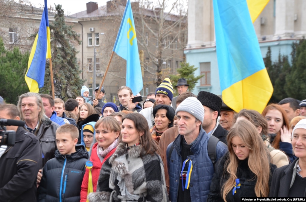 Активисты, которые пришли на митинг на центральной площади Симферополя